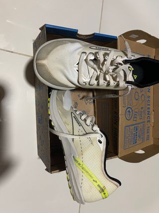 Clavos Brooks XC Blancos y Amarillos