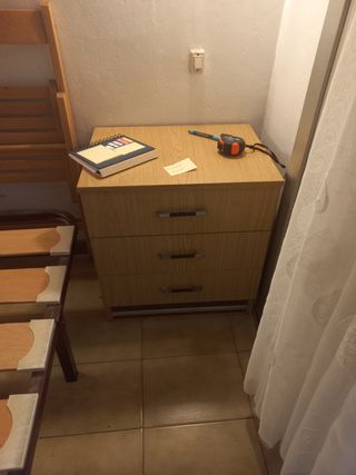 Mesita de noche de madera