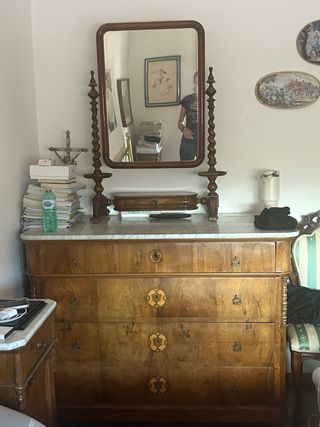 Cassettiera in legno con piano in marmo