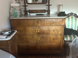 Cassettiera in legno con piano in marmo