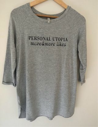 Camiseta Stradivarius gris