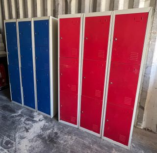 Armadietti in metallo blu e rosso