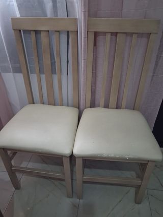 dispongo de juego de 4  sillas de salón de madera