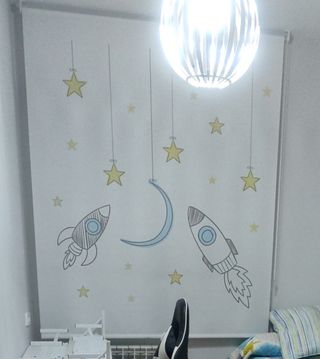 Estor infantil con cohetes y estrellas
