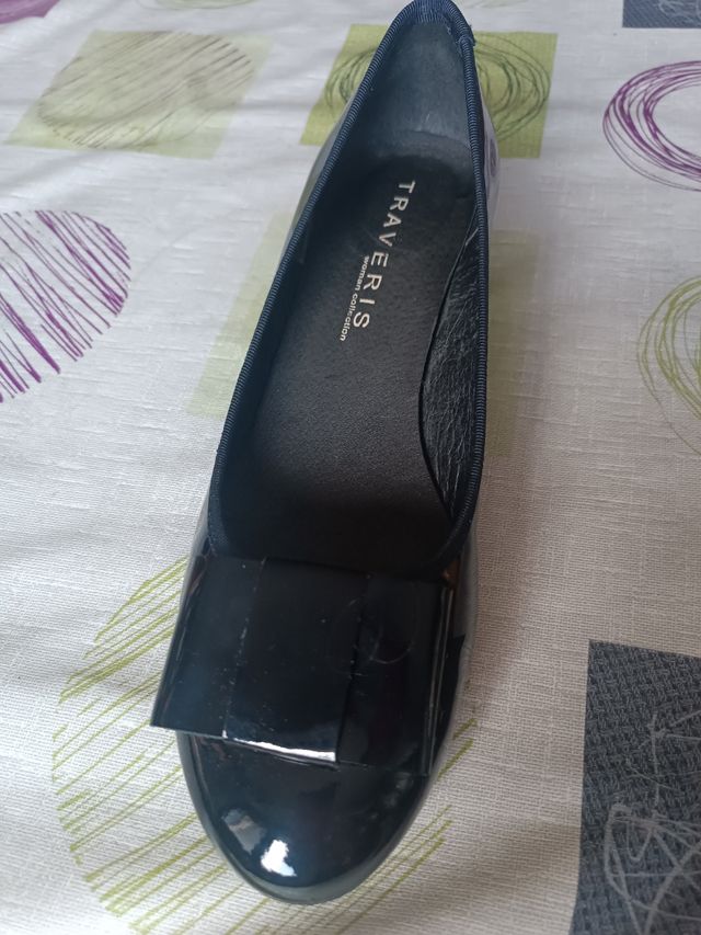 Zapatos azul oscuro de charol con lazo