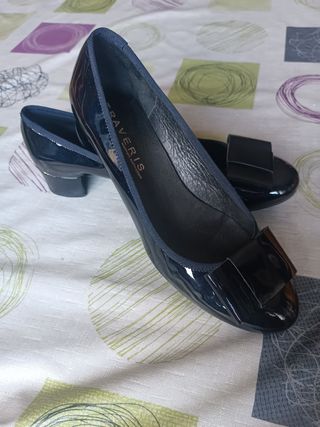 Zapatos azul oscuro de charol con lazo