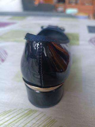 Zapatos azul oscuro de charol con lazo