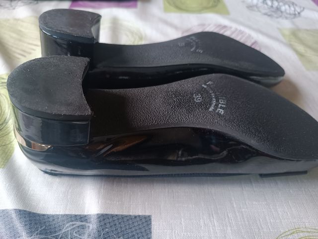 Zapatos azul oscuro de charol con lazo