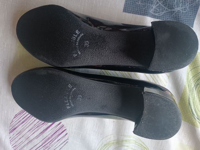 Zapatos azul oscuro de charol con lazo