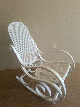 Mecedora blanca estilo clásico