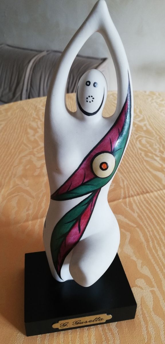 Statuina donna arte moderna