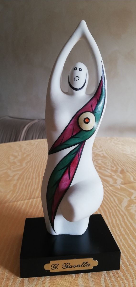 Statuina donna arte moderna