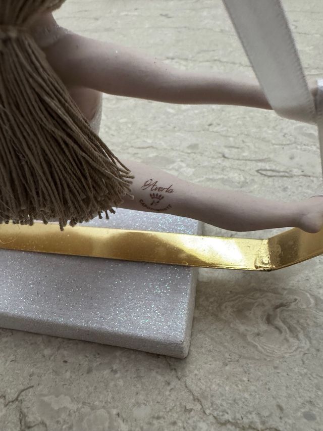 Bambola Capodimonte su base in ottone