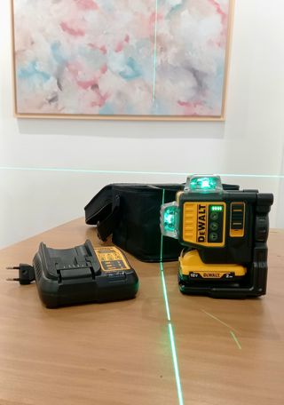 NIVEL LASER 12 LINEAS DW089LG, CARGADOR Y BATERIA