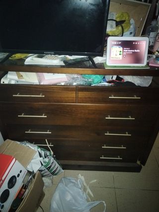 Cómoda de madera con tiradores plateados