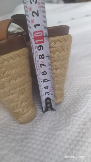 Sandalias cuña con pedrería