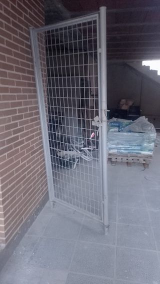 Puerta con marco metálico