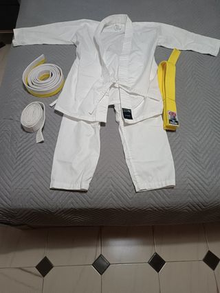 Traje de Karate Blanco con Cinturón Amarillo