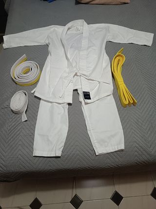 Traje de Karate Blanco con Cinturón Amarillo