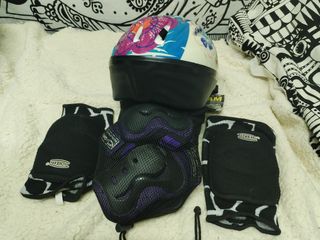 Casco y protecciones para patinaje