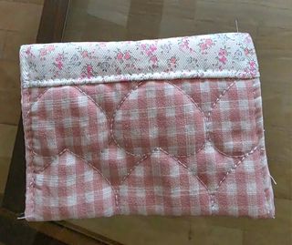 Bolsita de tela rosa con flores