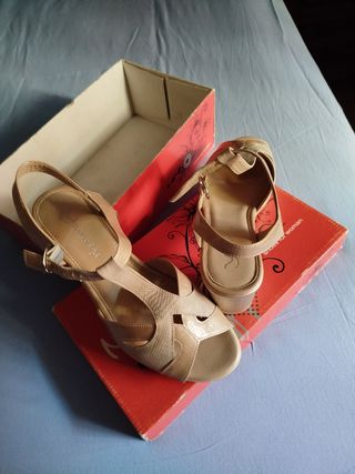 Sandalias Beige y Doradas