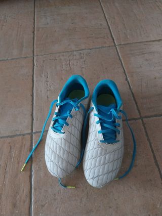 Scarpe da calcio bianche e blu
