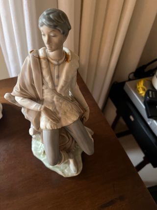 Figura de porcelana hombre sentado