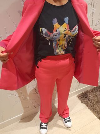 Traje de mujer fucsia.