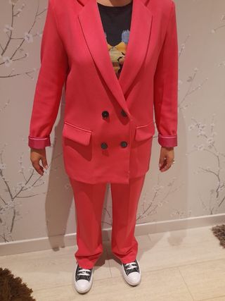 Traje de mujer fucsia.