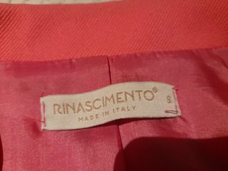 Traje de mujer fucsia.