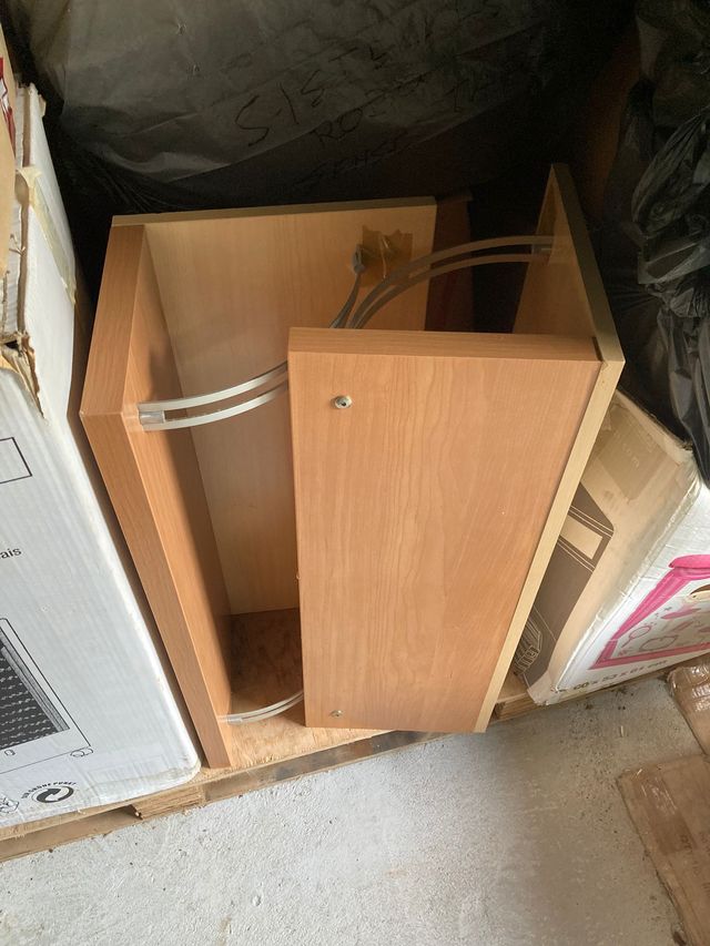 Estantería de madera con rieles