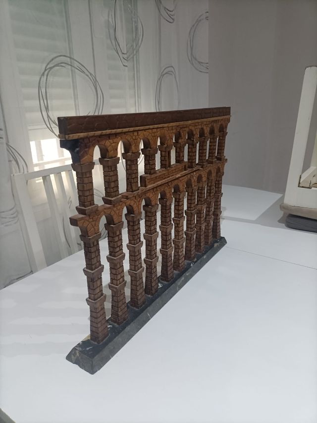 Acueducto de madera artesanal