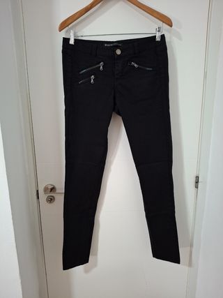 Pantalón negro con cremalleras