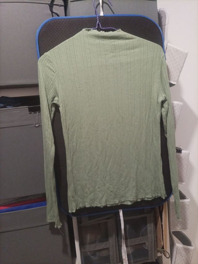 Suéter verde de manga larga