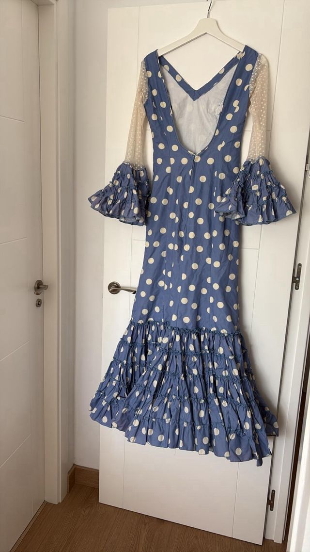 Traje de flamenca azul con lunares blancos
