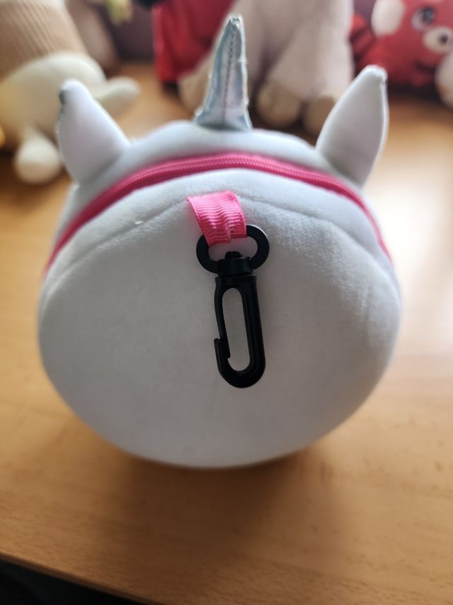 Unicornio de peluche con antifaz