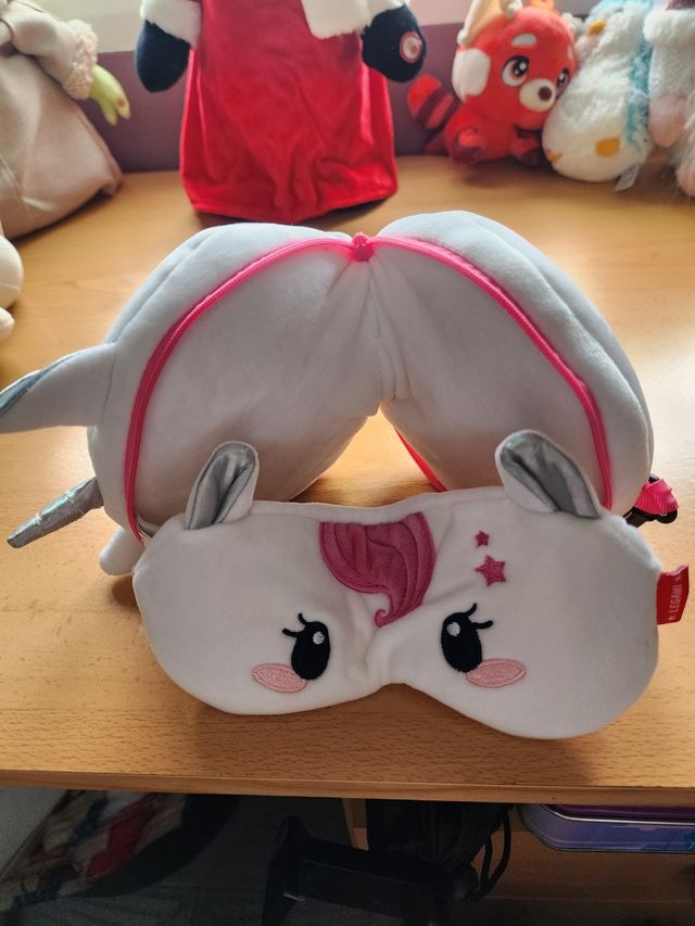 Unicornio de peluche con antifaz