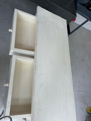 Mueble estrecho crema con cajones
