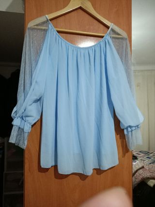 Blusa azul con mangas de tul