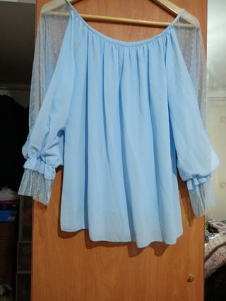 Blusa azul con mangas de tul