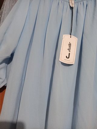 Blusa azul con mangas de tul