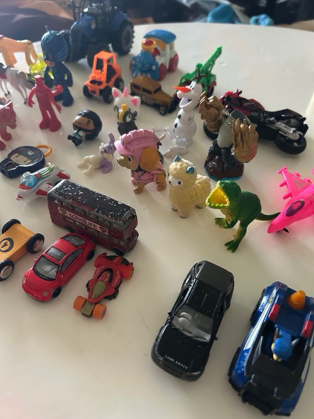 Lote de juguetes: muñecos y coches