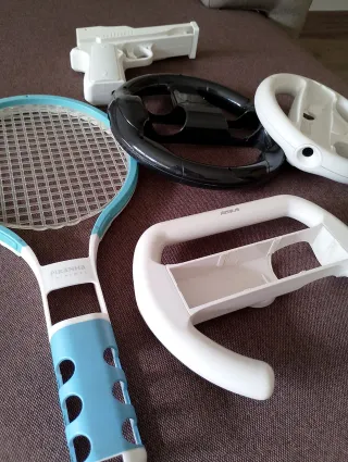 Lote Accesorios Wii: Pistola, Volantes y Raqueta