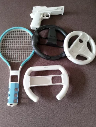 Lote Accesorios Wii: Pistola, Volantes y Raqueta