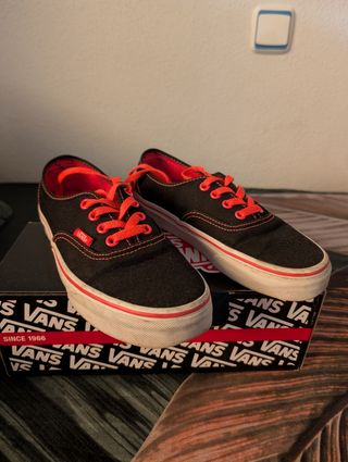 Vans Mujer Talla 36 Negras con Rojo