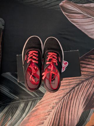 Vans Mujer Talla 36 Negras con Rojo