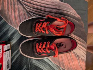 Vans Mujer Talla 36 Negras con Rojo