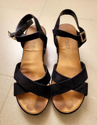 SANDALIAS DE MEDIO TACÓN NEGRAS.