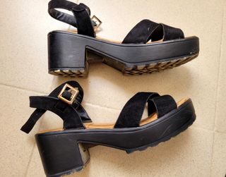 SANDALIAS DE MEDIO TACÓN NEGRAS.